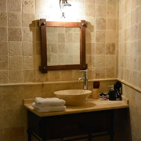 فندق Chelebi Cave House 2*
